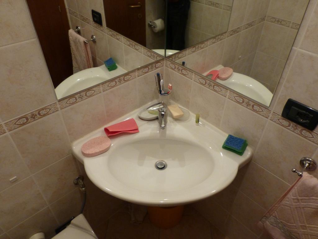 Appartamento Lombardi Riva del Garda Cameră foto